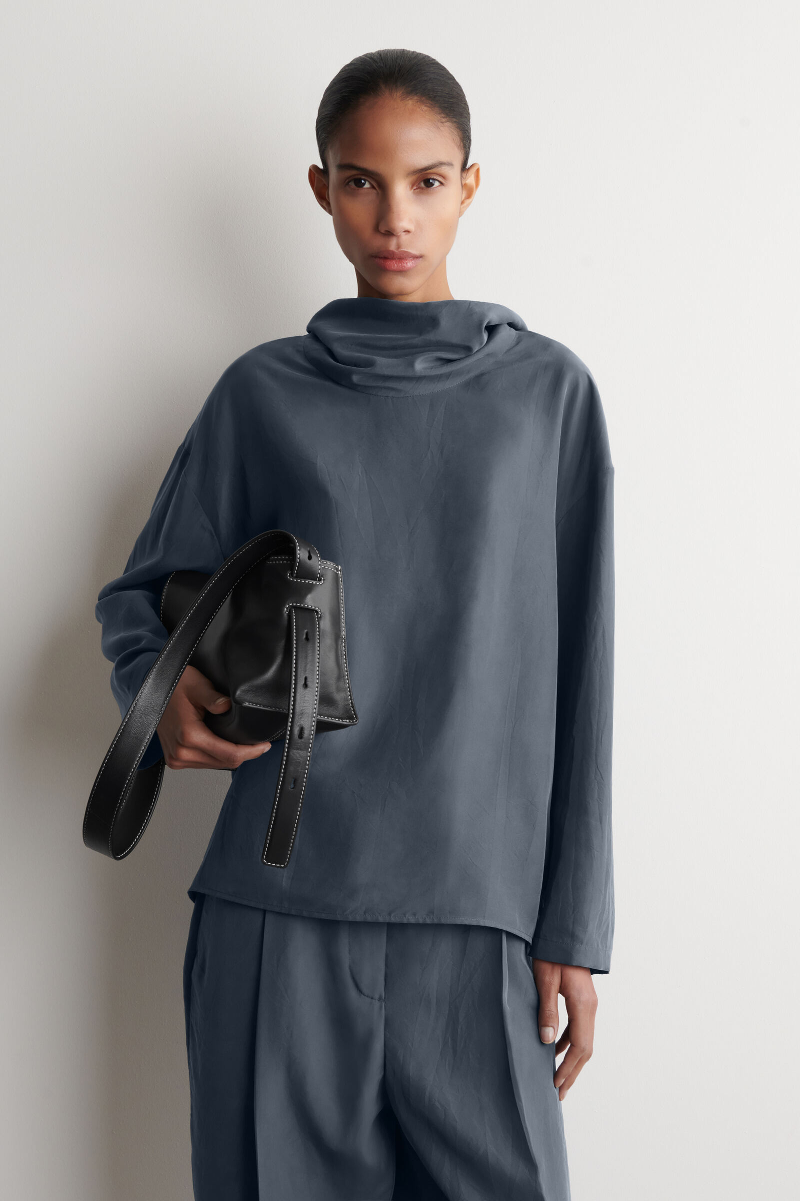 シワ加工シルク ファネルネックトップ